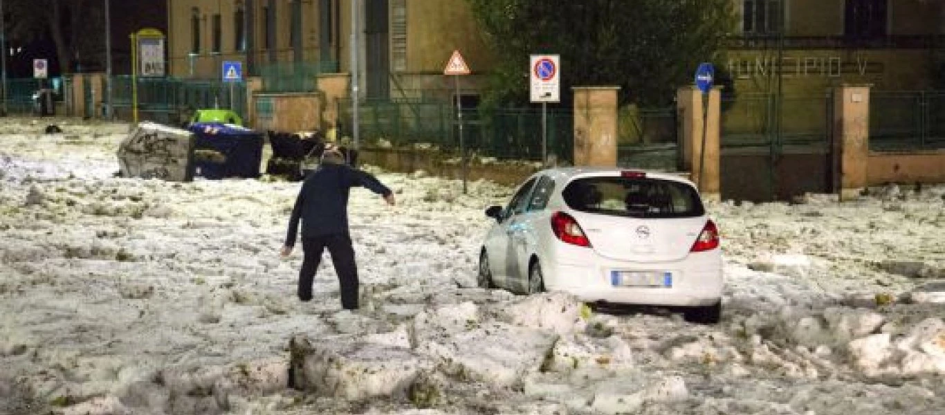 Πρωτοφανές χαλάζι στη Ρώμη: Ήταν σαν να είχε χιονίσει!